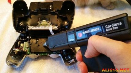 還怕手柄沒電？國外玩家分享PS4手柄電池更換與電子配件維護(hù)指南